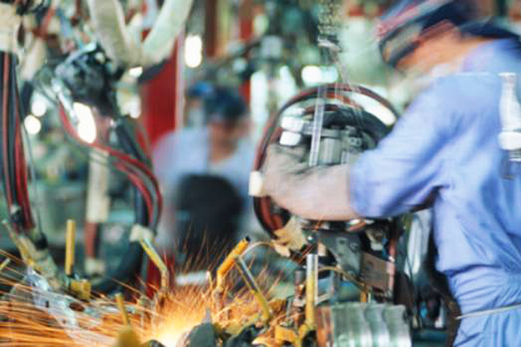 Economia saiu da crise, mas ainda tem longo caminho pela frente