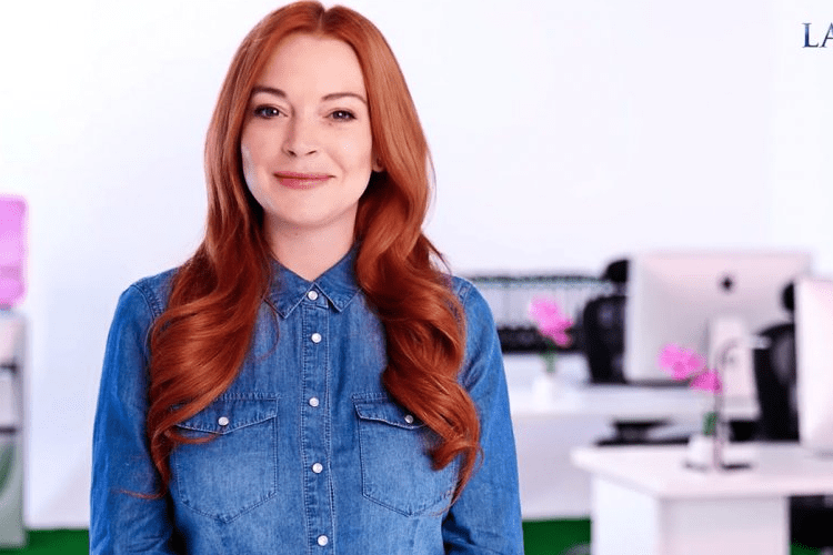 Fora da condicional, Lindsay Lohan faz propaganda para advogados