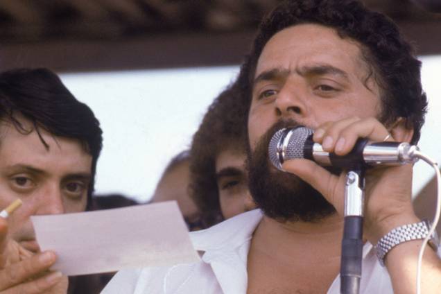 Lula faz pronunciamento em Assembleia dos Metalúrgicos do ABC, em 1979. Lula faz pronunciamento em Assembleia dos Metalúrgicos do ABC, em 1979.