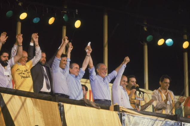 Lula, Ulysses Guimarães, Orestes Quércia, Leonel Brizola, Franco Montoro, Tancredo Neves, Osmar Santos e Fernando Henrique Cardoso, durante comício da campanha Diretas Já, em 1984. Lula, Ulysses Guimarães, Orestes Quércia, Leonel Brizola, Franco Montoro, Tancredo Neves, Osmar Santos e Fernando Henrique Cardoso, durante comício da campanha Diretas Já, em 1984.