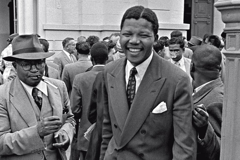 NO FRONT – Nelson Mandela (à dir., em 1958) começou a costurar em Soweto a luta contra o domínio dos brancos: tudo o que leva seu nome está na moda
