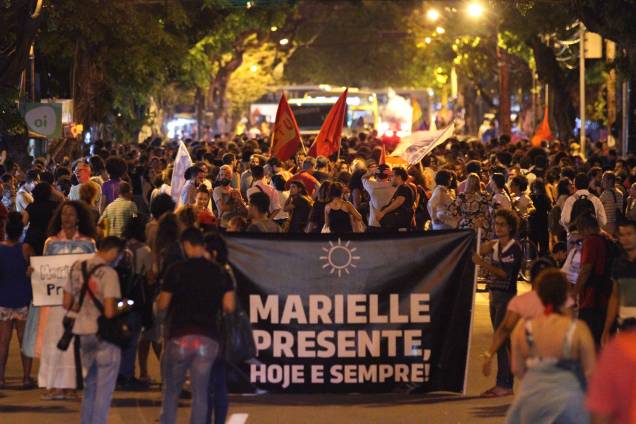 Manifestantes participam de ato ecumênico pela memória da vereadora Marielle Franco, em frente à Câmara de Vereadores de Recife Manifestantes participam de ato ecumênico pela memória da vereadora Marielle Franco, em frente à Câmara de Vereadores de Recife