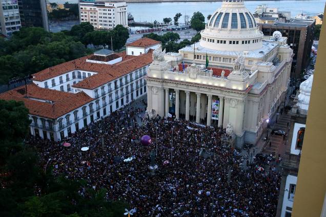 Milhares de pessoas protestam em frente a Alerj contra a morte da vereadora Marielle Franco, no Rio Milhares de pessoas protestam em frente a Alerj contra a morte da vereadora Marielle Franco, no Rio