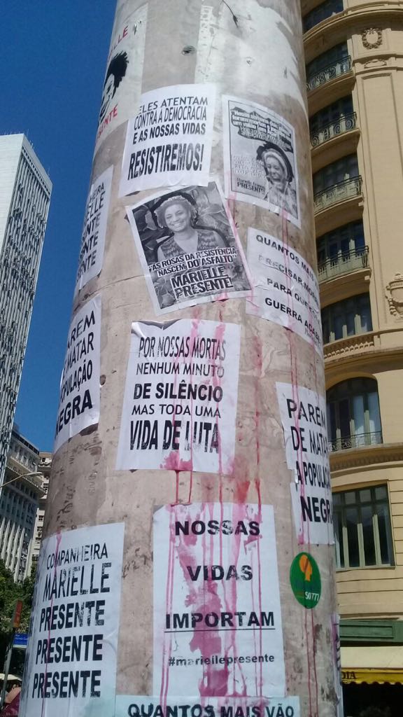 Cartazes em protesto ao genocídio negro, e a violência contra as mulheres são vistos na frente da Câmara de Vereadores do Rio de Janeiro Cartazes em protesto ao genocídio negro, e a violência contra as mulheres são vistos na frente da Câmara de Vereadores do Rio de Janeiro