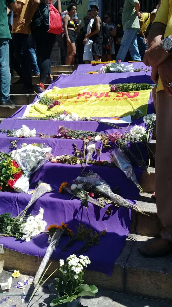 Flores são postas na escada da Câmara de Vereadores do Rio de Janeiro antes do velório de Marielle Franco Flores são postas na escada da Câmara de Vereadores do Rio de Janeiro antes do velório de Marielle Franco