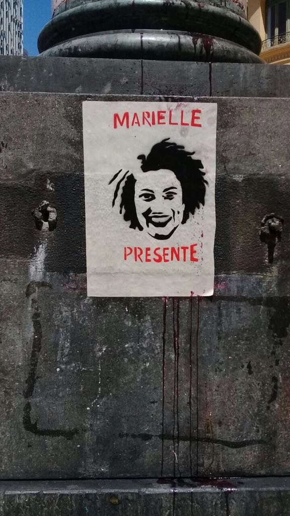 Cartaz de solidariedade ao assassinato de Marielle Franco é visto durante a movimentação em frente à Câmara de Vereadores do Rio de Janeiro, que antecede o velório da ex-vereadora - 15/03/2018 Cartaz de solidariedade ao assassinato de Marielle Franco é visto durante a movimentação em frente à Câmara de Vereadores do Rio de Janeiro, que antecede o velório da ex-vereadora - 15/03/2018
