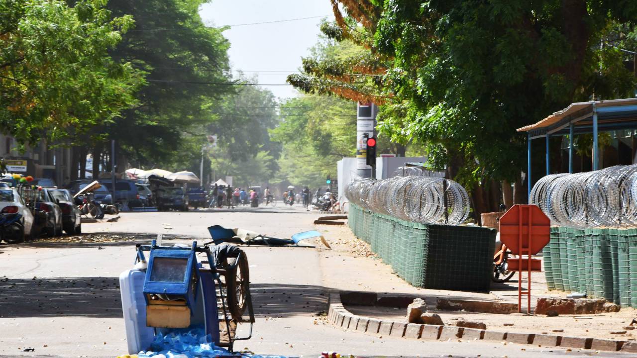 Carrinho é abandonado após ataque armado na cidade de Ouagadougou, em Burkina Faso - 02/03/2018