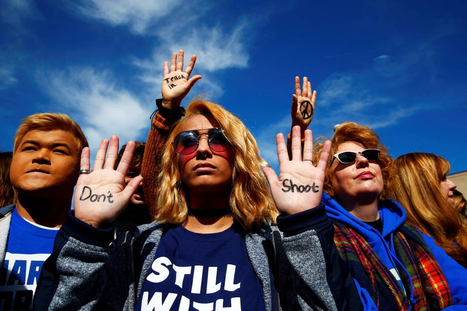 Manifestantes participam de protesto contra armas de fogo, denominado 'March for Our Lives', em Washington - 24/03/2018