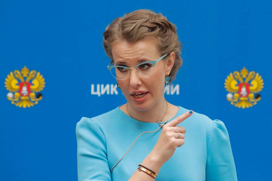 Candidata na próxima eleição presidencial, Ksenia Sobchak, conversa com a mídia enquanto visita a sede da Comissão Eleitoral Central Russa em Moscou, na Rússia - 05/03/2018