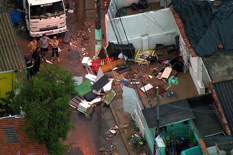 Idosa morre em desabamento causado pelas chuvas em São Paulo