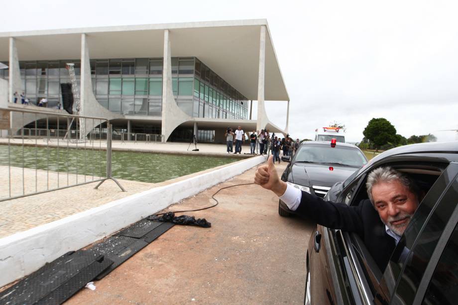 <span>Em 2010, após ser confirmada como candidata do PT à presidência e com o apoio massivo de Lula, Dilma Rousseff vence o tucano José Serra no segundo turno e é eleita a primeira mulher a presidir o Brasil. Na foto acima, Lula é fotografado na saída do Palácio do Planalto, instantes antes de </span> passar a faixa presidencial para Dilma, em 2011.