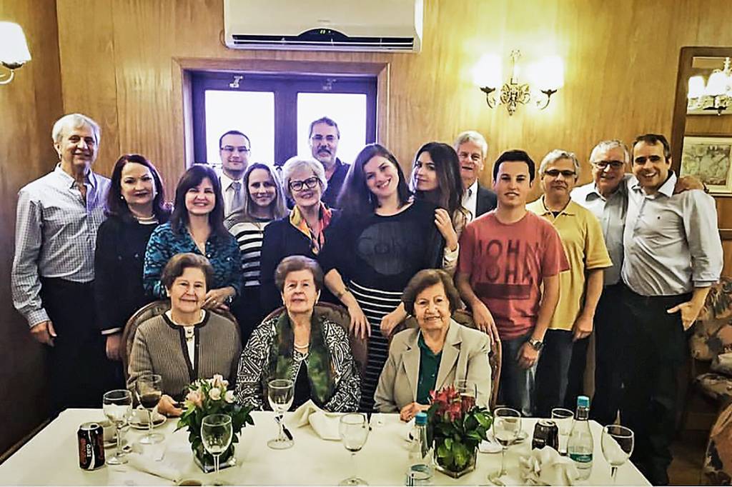 Discreta – A ministra (no centro, de óculos) com familiares: só confraterniza com parentes e só fala nos autos