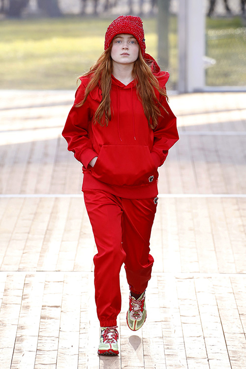 A atriz Sadie Sink desfila pela Undercover na Paris Fashion Week – 02/03/2018