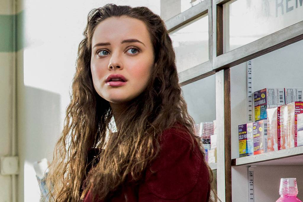 DEPRESSÃO – As tendências depressivas de Hannah Baker (Katherine Langford) afloram com força devastadora quando ela se torna o alvo feminino do bullying dos marmanjos de um colégio americano. A soma de fragilidade mental e tortura psicológica resulta no tema-tabu explorado em 13 Reasons Why: o suicídio juvenil DEPRESSÃO – As tendências depressivas de Hannah Baker (Katherine Langford) afloram com força devastadora quando ela se torna o alvo feminino do bullying dos marmanjos de um colégio americano. A soma de fragilidade mental e tortura psicológica resulta no tema-tabu explorado em 13 Reasons Why: o suicídio juvenil