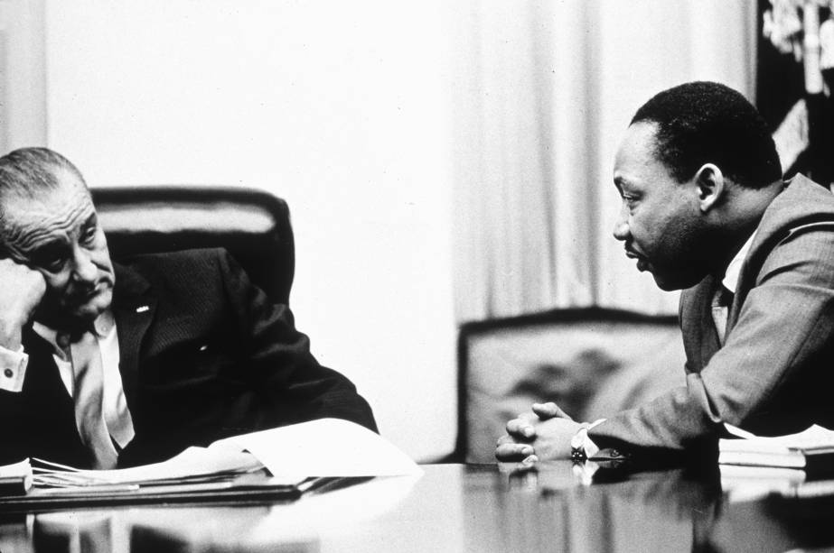 O Presidente Lyndon B. Johnson discute a Lei dos Direitos de Voto com o ativista de direitos civis Martin Luther King Jr. O ato, parte do programa "Great Society", do presidente Johnson, triplicou o número de eleitores negros no sul, que antes haviam sido prejudicados por leis de inspiração racial, em 1965 O Presidente Lyndon B. Johnson discute a Lei dos Direitos de Voto com o ativista de direitos civis Martin Luther King Jr. O ato, parte do programa "Great Society", do presidente Johnson, triplicou o número de eleitores negros no sul, que antes haviam sido prejudicados por leis de inspiração racial, em 1965