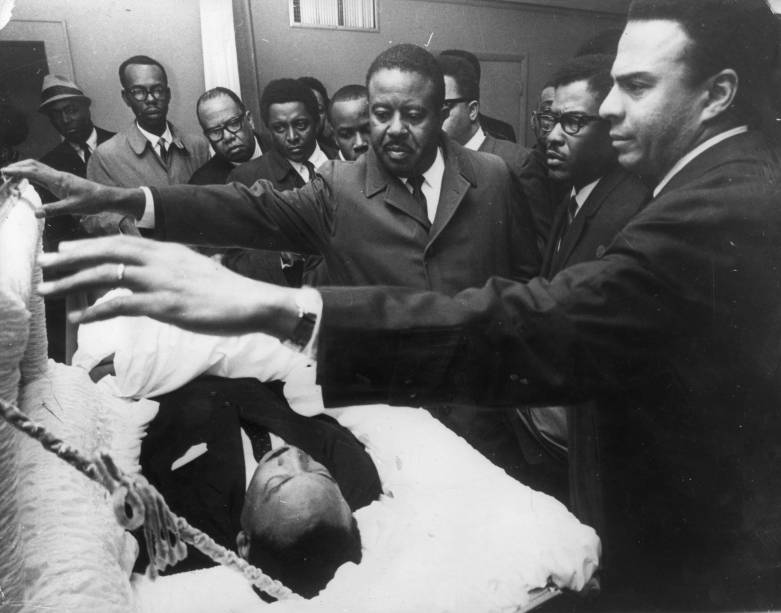 Andrew Young, Bernard Lee e Reverendo Ralph Abernathy, colegas do líder estadunidense dos direitos civis prestam homenagens durante o velório de Martin Luther King, em Menphis, no Texas - 04/08/1968 Andrew Young, Bernard Lee e Reverendo Ralph Abernathy, colegas do líder estadunidense dos direitos civis prestam homenagens durante o velório de Martin Luther King, em Menphis, no Texas - 04/08/1968