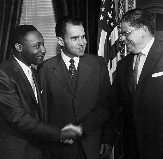 O Secretário do Trabalho James P. Mitchell (à direita) aperta a mão do Rev. Martin Luther King, enquanto o Vice-Presidente Richard Nixon observa - 08/08/1957 O Secretário do Trabalho James P. Mitchell (à direita) aperta a mão do Rev. Martin Luther King, enquanto o Vice-Presidente Richard Nixon observa - 08/08/1957