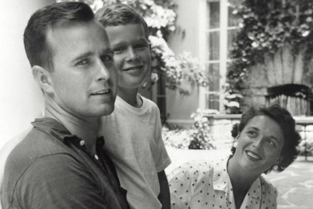 Barbara Bush ao lado do filho George W. Bush e do marido George Bush, em 1955 Barbara Bush ao lado do filho George W. Bush e do marido George Bush, em 1955