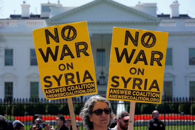 Manifestantes contra o ataque militar por parte dos Estados Unidos à Síria se reúnem em frente a Casa Branca, em Washington D.C durante protesto - 14/04/2018 Manifestantes contra o ataque militar por parte dos Estados Unidos à Síria se reúnem em frente a Casa Branca, em Washington D.C durante protesto - 14/04/2018