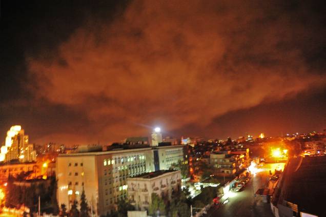 A imagem do site oficial da Agência de Notícias Árabe Síria mostra uma explosão na região de Damasco, durante o bombardeio realizado nas bases militares sírias e centros de pesquisa química, dentro e ao redor da capital. Por ordem dos Estados Unidos em parceria com a França e Reino Unido - 14/04/2018 A imagem do site oficial da Agência de Notícias Árabe Síria mostra uma explosão na região de Damasco, durante o bombardeio realizado nas bases militares sírias e centros de pesquisa química, dentro e ao redor da capital. Por ordem dos Estados Unidos em parceria com a França e Reino Unido - 14/04/2018