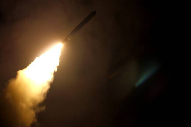 Nesta imagem divulgada pelo Departamento de Defesa dos EUA, o cruzador de mísseis guiados USS Monterey dispara um míssil de ataque terrestre Tomahawk com destino a Síria - 13/04/2018 Nesta imagem divulgada pelo Departamento de Defesa dos EUA, o cruzador de mísseis guiados USS Monterey dispara um míssil de ataque terrestre Tomahawk com destino a Síria - 13/04/2018