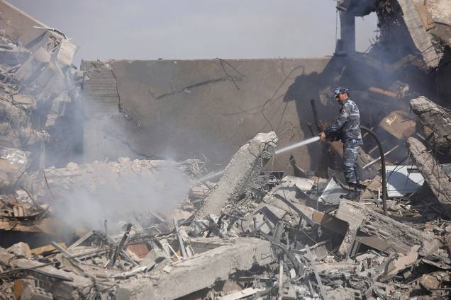 Um bombeiro é visto dentro do Centro de Pesquisa Científica destruído após o bombardeio de Estados Unidos, França e Reino Unido em Damasco, na Síria - 14/04/2018 Um bombeiro é visto dentro do Centro de Pesquisa Científica destruído após o bombardeio de Estados Unidos, França e Reino Unido em Damasco, na Síria - 14/04/2018