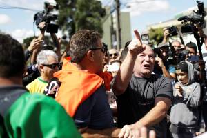 Manifestantes a favor e contra o ex-presidente Lula, discutem em frente à Superintendência da Polícia Federal, em Curitiba (PR) - 07/04/2018