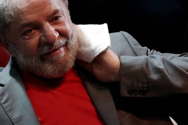 Diante da negativa do Supremo, Lula ficou ainda mais perto da prisão. Dezoito horas após a decisão do Supremo, o juiz Sergio Moro determinou a imediata execução da pena, de doze anos e um mês. No despacho, Moro ofereceu a oportunidade de Lula se apresentar voluntariamente à Polícia Federal (PF) de Curitiba até as 17 horas desta sexta-feira (6), "em atenção à dignidade do cargo que ocupou". Apesar da possibilidade de se apresentar na PF, a hipótese que vem ganhando força é a de que o ex-presidente não se entregue, e aguarde pela chegada da Polícia Federal na sede do Sindicato dos Metalúrgicos do ABC, em São Bernardo do Campo, região metropolitana de São Paulo, onde Lula passou a noite. Diante da negativa do Supremo, Lula ficou ainda mais perto da prisão. Dezoito horas após a decisão do Supremo, o juiz Sergio Moro determinou a imediata execução da pena, de doze anos e um mês. No despacho, Moro ofereceu a oportunidade de Lula se apresentar voluntariamente à Polícia Federal (PF) de Curitiba até as 17 horas desta sexta-feira (6), "em atenção à dignidade do cargo que ocupou". Apesar da possibilidade de se apresentar na PF, a hipótese que vem ganhando força é a de que o ex-presidente não se entregue, e aguarde pela chegada da Polícia Federal na sede do Sindicato dos Metalúrgicos do ABC, em São Bernardo do Campo, região metropolitana de São Paulo, onde Lula passou a noite.