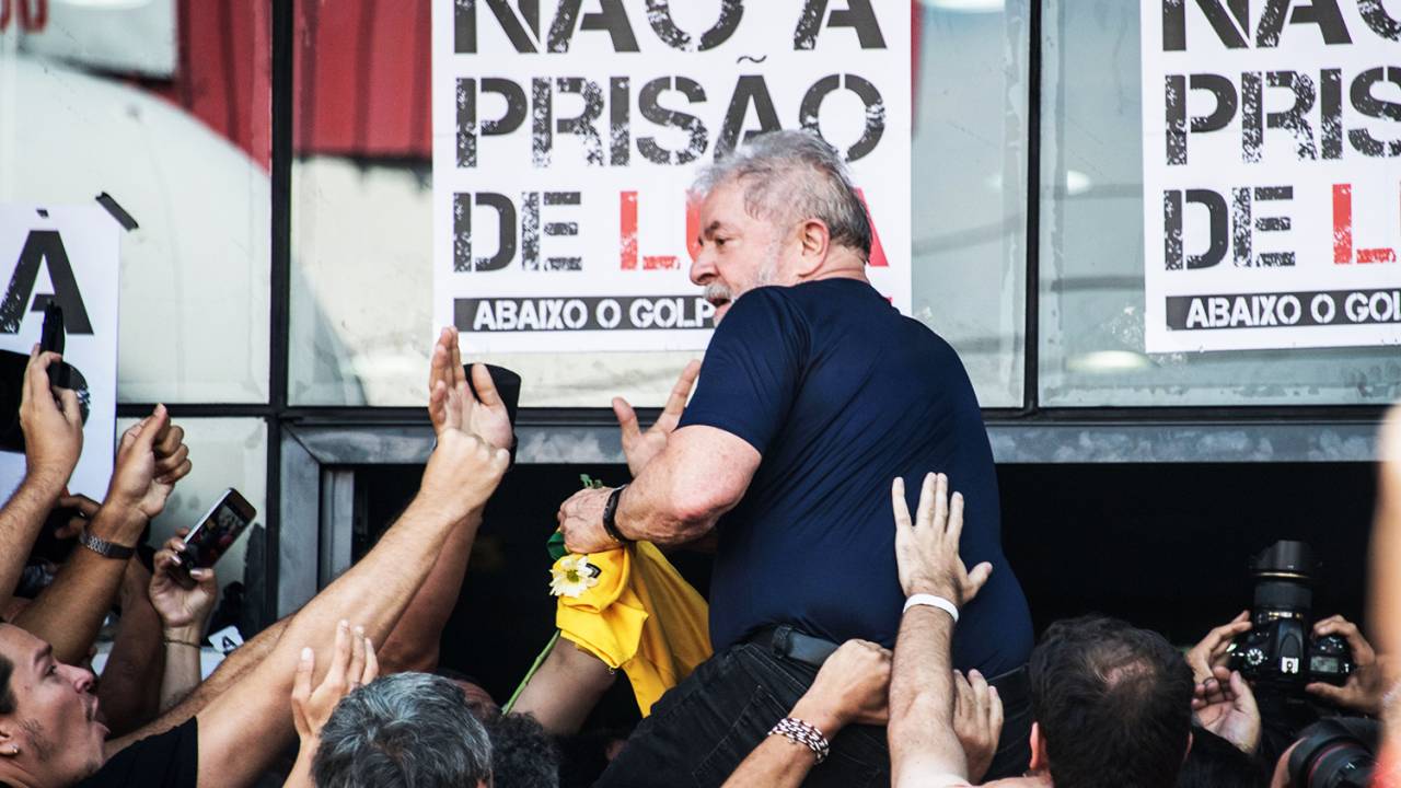 O ex-presidente Lula é carregado por apoiadores após realizar discurso no Sindicato dos Metalúrgicos do ABC, em São Bernardo do Campo (SP) - 07/04/2018