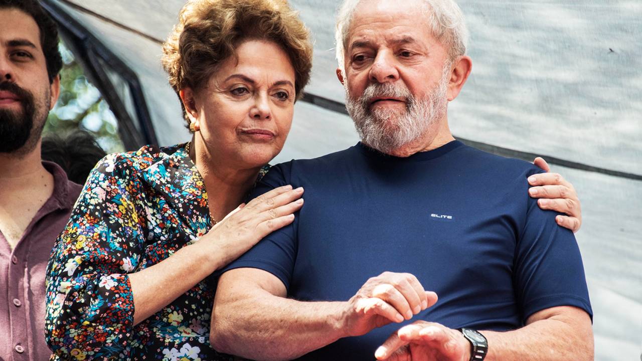A ex-presidente Dilma Rousseff abraça o ex-presidente Lula, durante missa no Sindicato dos Metalúrgicos do ABC - 07/04/2018