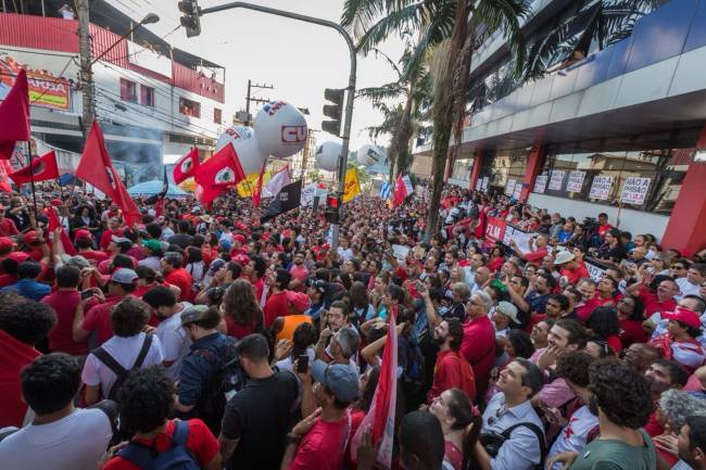 Militantes que apoiam o ex-presidente Lula