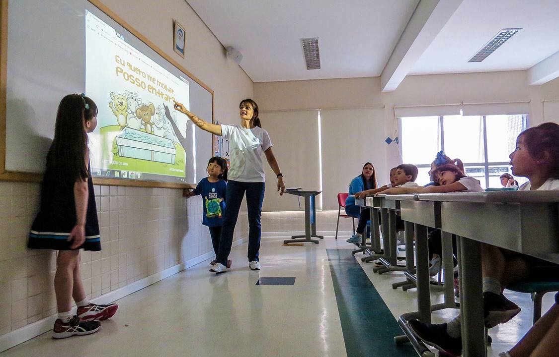 Tecnologia - Colégio Maria Imaculada, em São Paulo: projeção do conteúdo do Elefante Letrado, que estimula a leitura