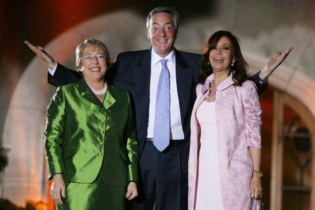 Nestor Kirchner, Presidente da Argentina posa para fotografia com Michelle Bachelet, Presidente do Chile e sua esposa Cristina Fernandez de Kirchner em Santiago, Chile - 08/11/2007 Nestor Kirchner, Presidente da Argentina posa para fotografia com Michelle Bachelet, Presidente do Chile e sua esposa Cristina Fernandez de Kirchner em Santiago, Chile - 08/11/2007