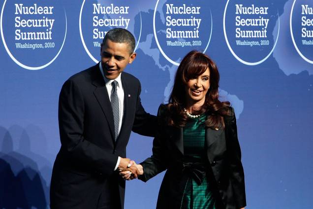 Presidente Barack Obama cumprimenta a Presidente Cristina Fernández de Kirchner no encontro de Segurança Nuclear em Washington, D.C - 12/04/2010 Presidente Barack Obama cumprimenta a Presidente Cristina Fernández de Kirchner no encontro de Segurança Nuclear em Washington, D.C - 12/04/2010