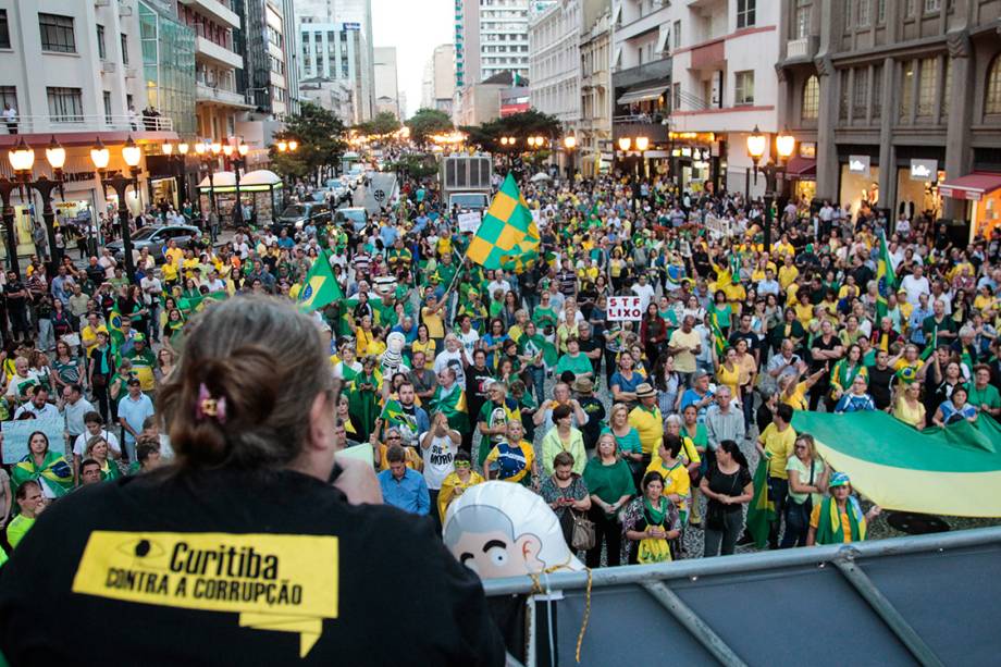 Manifestantes protestam contra o ex-presidente Lula nesta terça-feira (03), em Curitiba