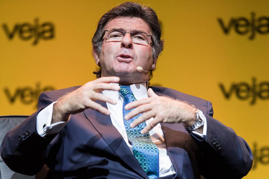 Com o tema "<span>Como as redes sociais e as </span><em>fake news</em><span> afetarão as eleições, o Brasil e você", o Amarelas ao Vivo teve como primeiro entrevistado do dia</span> Luiz Fux, ministro do STF e presidente do TSE - 24/04/2018 Com o tema "<span>Como as redes sociais e as </span><em>fake news</em><span> afetarão as eleições, o Brasil e você", o Amarelas ao Vivo teve como primeiro entrevistado do dia</span> Luiz Fux, ministro do STF e presidente do TSE - 24/04/2018