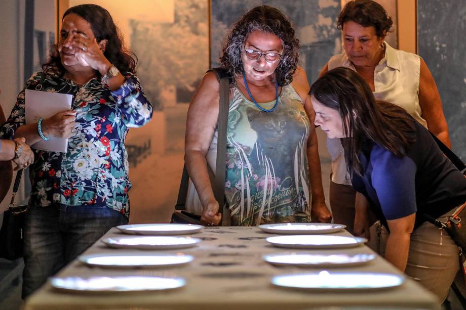 Convidados visitam exposição 'Ser Feliz É para Quem Tem Coragem', que homenageia Dona Canô