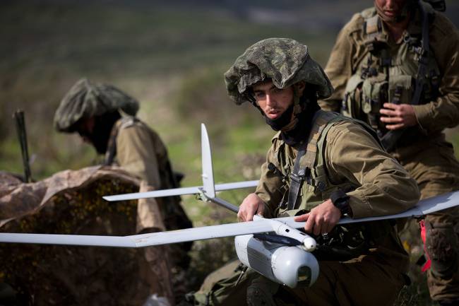 Tropas israelenses se preparam para lançar um drone Tropas israelenses se preparam para lançar um drone