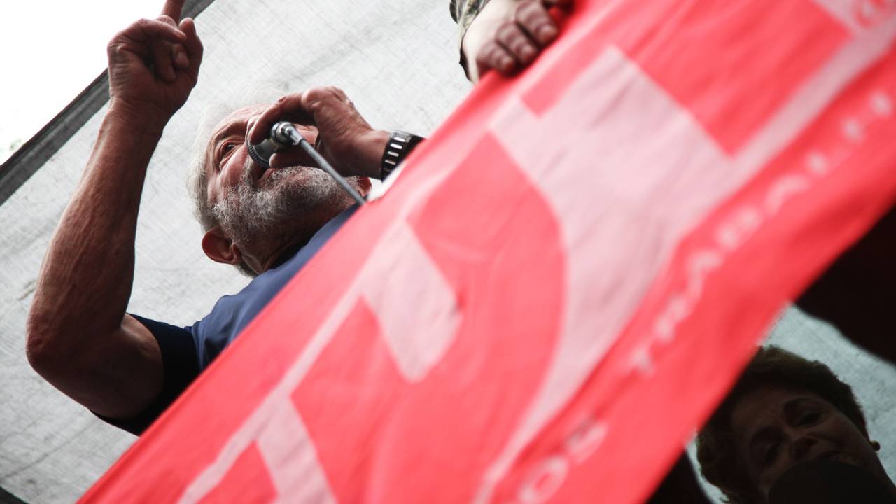 O ex-presidente Lula discursa para militantes em carro de som, no Sindicato dos Metalúrgicos do ABC - 07/04/2018