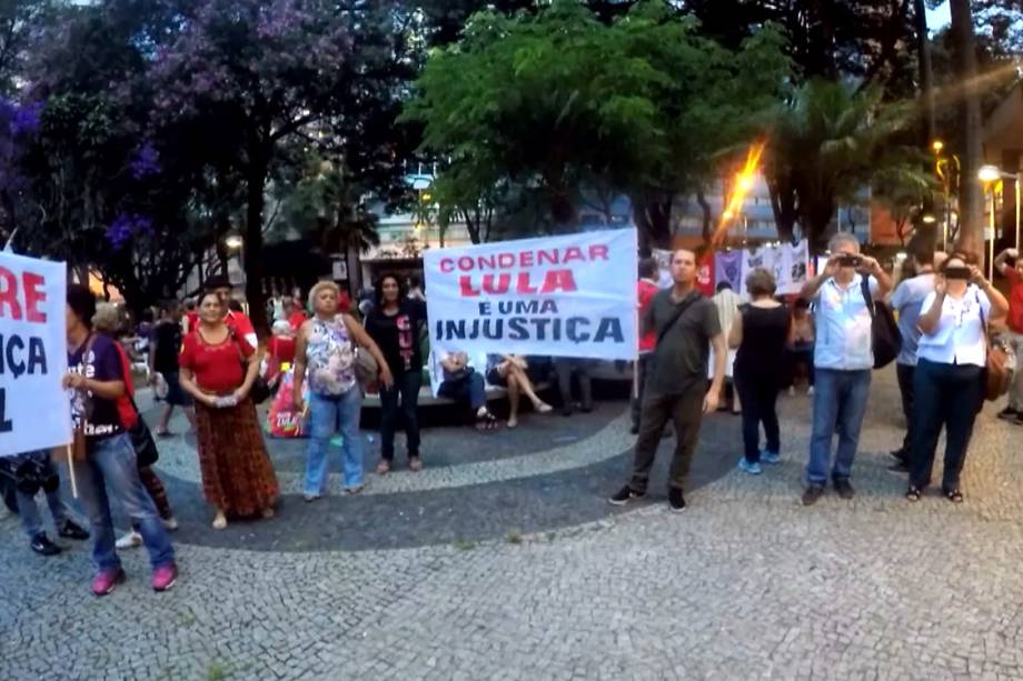 Manifestantes demonstram apoio ao ex-presidente Lula antes do julgamento pelo STF, em Belo Horizonte - 03/04/2018