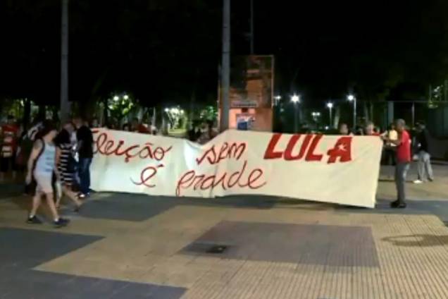 Manifestantes protestam contra a prisão do ex-presidente Lula na Praça da República, em São Paulo - 03/04/2018 Manifestantes protestam contra a prisão do ex-presidente Lula na Praça da República, em São Paulo - 03/04/2018
