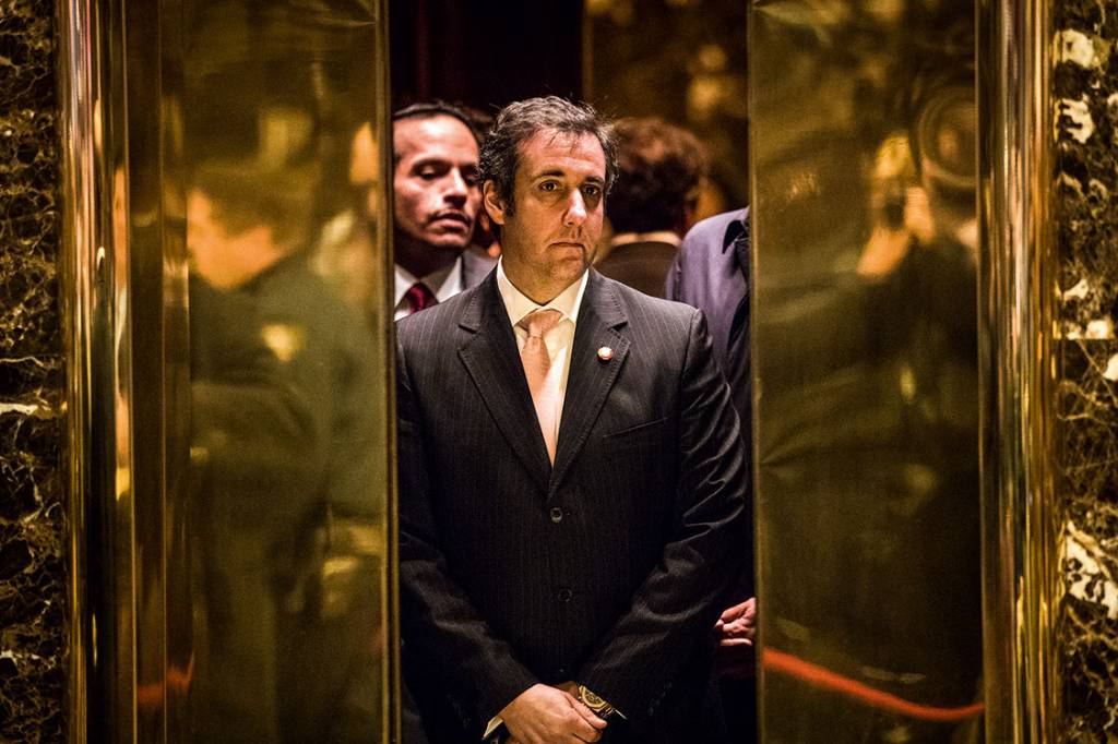 O faz-tudo – Cohen, no elevador da Trump Tower: sob investigação O faz-tudo – Cohen, no elevador da Trump Tower: sob investigação
