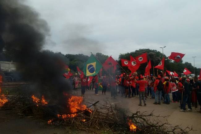 MST bloqueia a Fernão Dias