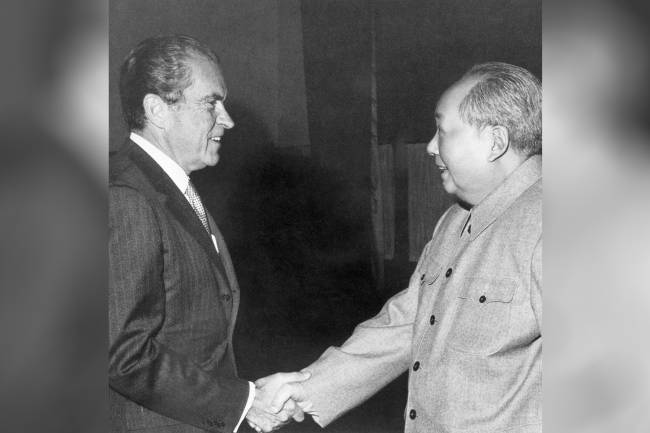 Richard Nixon e Mao Tse-Tung O ex-presidente americano Richard Nixon e o líder comunista chinês Mao Tse-Tung, se cumprimentam durante encontro privado - 21/02/1972