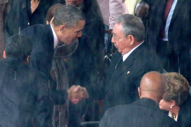 Barack Obama e Raúl Castro Barack Obama cumprimenta o presidente cubano Raúl Castro, durante o funeral de Nelson Mandela, em Joanesburgo, na África do Sul - 10/12/2013