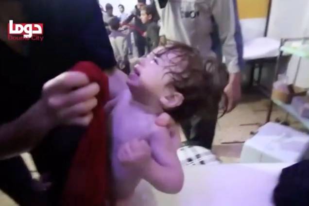 Criança chora enquanto recebe tratamento após ataque de armas químicas, em Douma, na Síria - 08/04/2018 Criança chora enquanto recebe tratamento após ataque de armas químicas, em Douma, na Síria - 08/04/2018