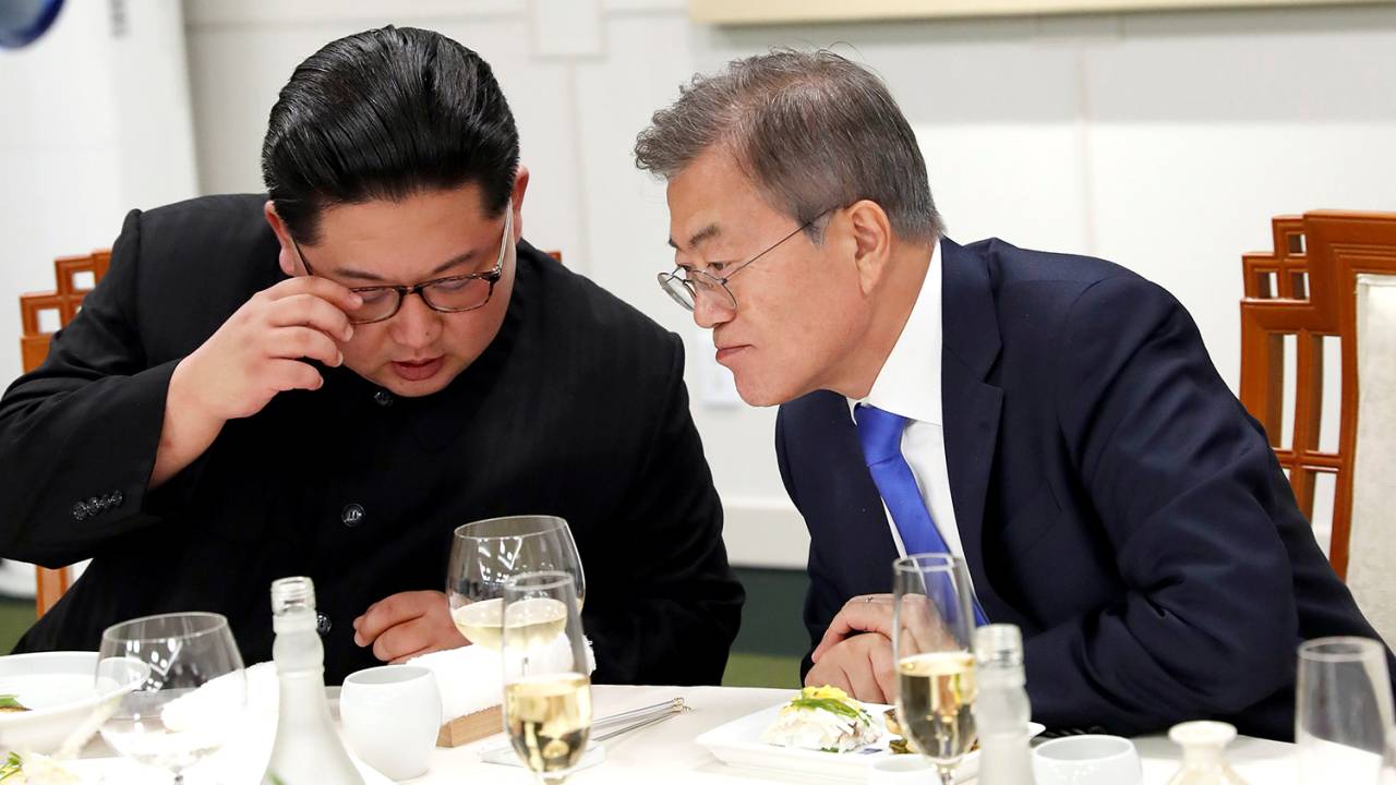 O ditador norte-coreano, Kim Jong-un, e o presidente da Coreia do Sul, Moon Jae-in, durante encontro em zona desmilitarizada sul-coreana - 27/04/2018