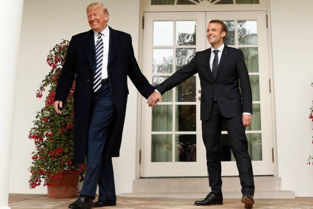 O presidente dos Estados Unidos, Donald Trump e o presidente da França, Emmanuel Macron, saem de mãos dadas após cerimônia oficial de chegada de Macron no gramado sul da Casa Branca - 24/04/2018 O presidente dos Estados Unidos, Donald Trump e o presidente da França, Emmanuel Macron, saem de mãos dadas após cerimônia oficial de chegada de Macron no gramado sul da Casa Branca - 24/04/2018