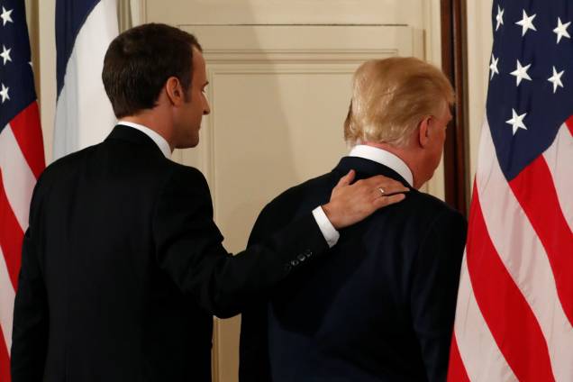 O presidente dos Estados Unidos, Donald Trump, e o presidente da França, Emmanuel Macron, deixam a coletiva de imprensa conjunta na Casa Branca, em Washington - 24/04/2018 O presidente dos Estados Unidos, Donald Trump, e o presidente da França, Emmanuel Macron, deixam a coletiva de imprensa conjunta na Casa Branca, em Washington - 24/04/2018