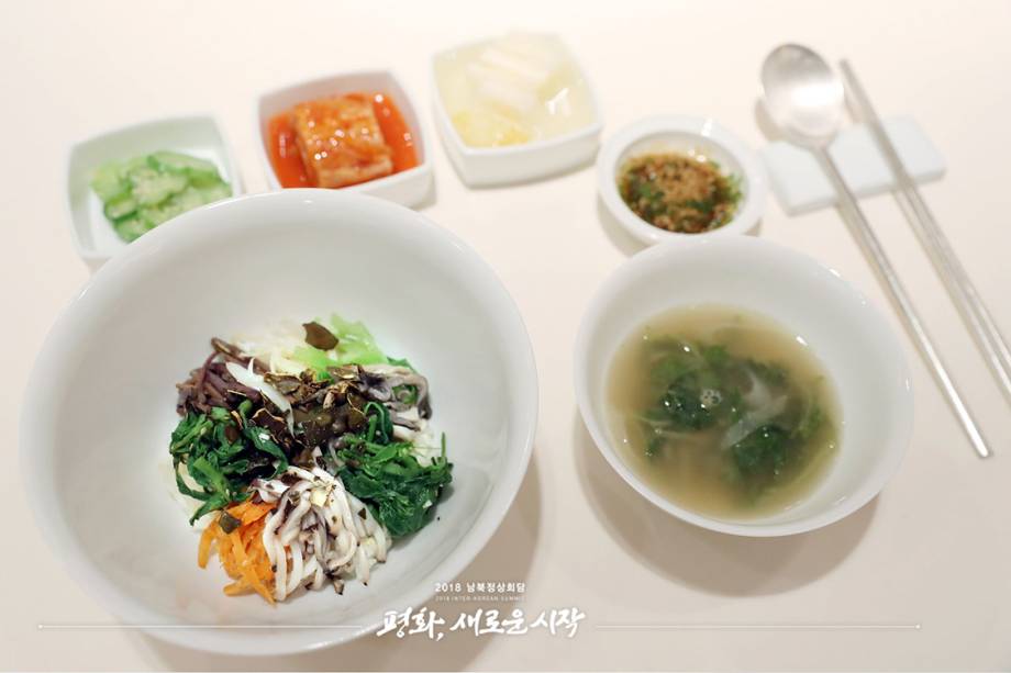 Bibimbap, um prato ingerido em toda a Península Coreana que consiste em arroz com legumes e ovos servidos em uma tigela. O arroz para o prato virá diretamente da aldeia de Bongha, na província sul-coreana de Gimhae, a cidade natal de Roh Moo-hyun. O ex-presidente viajou a Pyongyang para a cúpula intercoreana de 2007. As verduras utilizadas no prato virão da zona desmilitarizada.